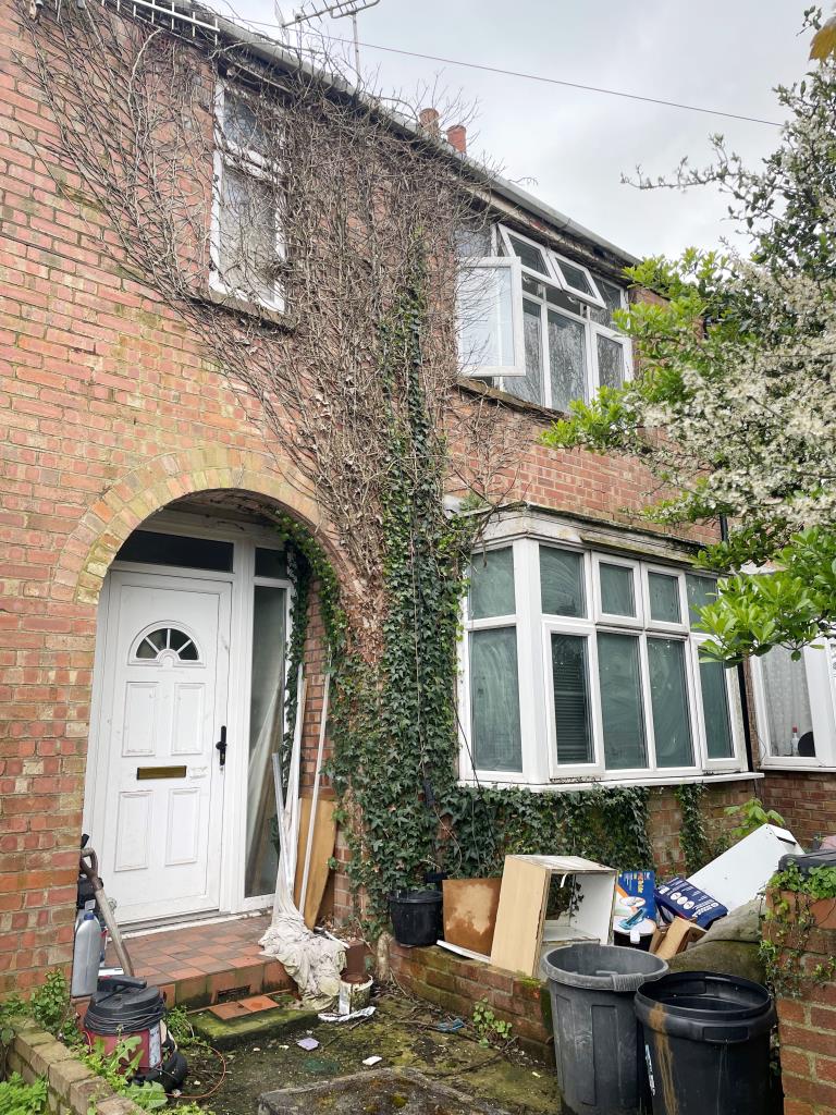 Lot: 45 - MID-TERRACE HOUSE - Front of mid terrace red brick house with bay window